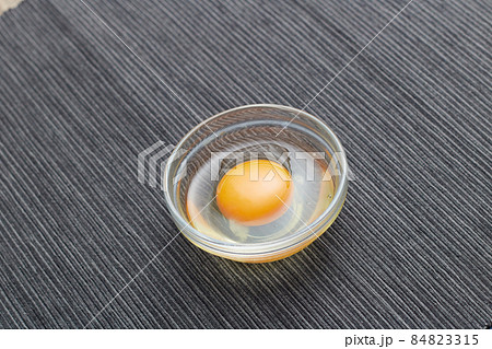 新鮮で栄養たっぷりの平飼い卵 84823315