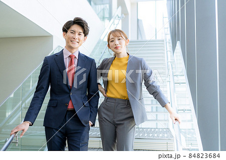 オフィスの階段に立つ若い男女のポートレート　撮影協力「LINK FOREST] 84823684