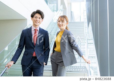 オフィスの階段に立つ若い男女のポートレート　撮影協力「LINK FOREST] 84823688
