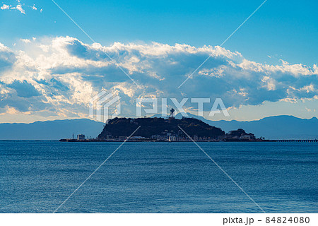 七里ヶ浜から望む江の島 84824080