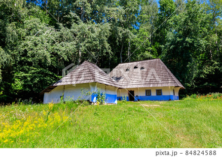 Ancient traditional ukrainian rural house in Pyrohiv (Pirogovo) village near Kiev, Ukraine 84824588