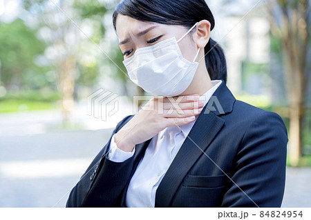 喉が痛い女性 体調不良 就活生 ビジネス 喉が痛い女性 体調不良 就活生 ビジネス 84824954