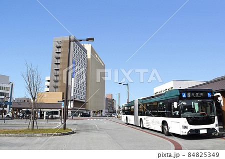 三重県 伊勢市駅南口の街並みと神都ライナー 84825349