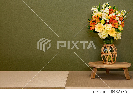 和室の抹茶色の壁紙の前に置いてある花瓶に生けてある花束 和室の抹茶色の壁紙の前に置いてある花瓶に生けてある花束 84825359