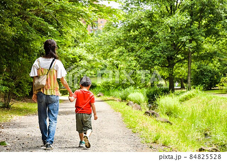 お母さんと男の子の散歩 84825528