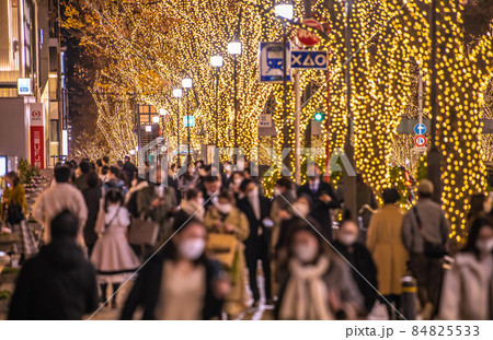 日本の東京都市景観 オミクロン株が世界を震撼。表参道の煌めき…コロナ禍前超えの人流=12月11日 日本の東京都市景観 オミクロン株が世界を震撼。表参道の煌めき…コロナ禍前超えの人流=12月11日 84825533