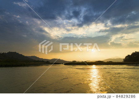 台湾・日月潭の夕暮れ Sun Moon Lake at dusk, Taiwan 84829286