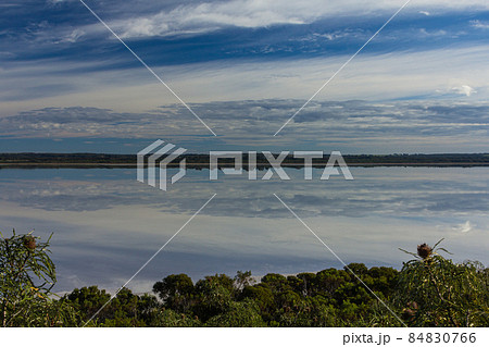 オーストラリア　鏡面状になったエスペランスのピンク・レイク 84830766