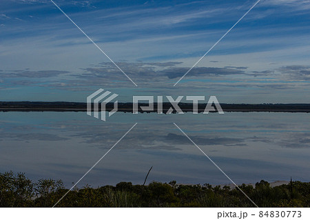 オーストラリア　鏡面状になったエスペランスのピンク・レイク 84830773