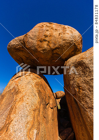 オーストラリア　アウトバックにあるバランス良く乗ったデビルズ・マーブルの奇岩 84831178