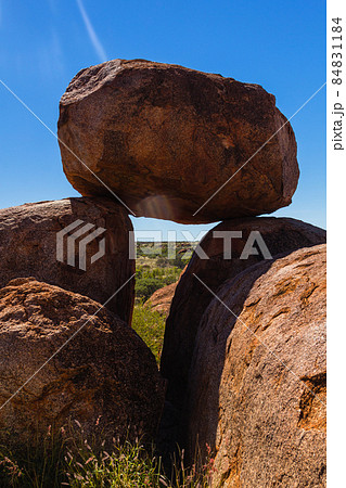 オーストラリア アウトバックにあるバランス良く乗ったデビルズ・マーブルの奇岩 オーストラリア アウトバックにあるバランス良く乗ったデビルズ・マーブルの奇岩 84831184