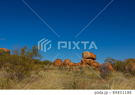 オーストラリア　アウトバックにあるデビルズ・マーブルの奇岩 84831186
