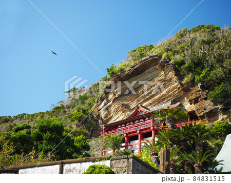 千葉県の名所：絶壁に建つ「崖の観音」 84831515