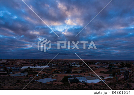 オーストラリア　アウトバックにあるクーバーペディの丘から見える全景 84831614