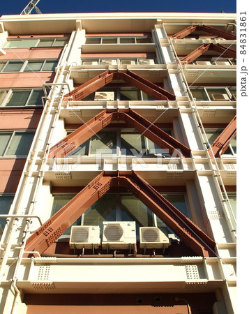 建物に取付けられた耐震装置 84831861