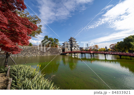 秋の松本城と周辺の風景 秋の松本城と周辺の風景 84833921