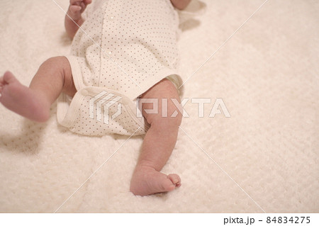 生後1ヶ月の新生児赤ちゃんの腰から下のショット おむつ替えや保湿ケアイメージ 生後1ヶ月の新生児赤ちゃんの腰から下のショット おむつ替えや保湿ケアイメージ 84834275