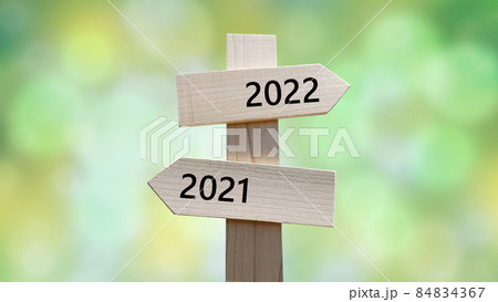 道しるべと緑背景_2方向上が右向き_真ん中_2022と2021の文字入り 道しるべと緑背景_2方向上が右向き_真ん中_2022と2021の文字入り 84834367