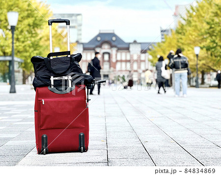 東京駅の前に置いたキャリーバッグと荷物_2021秋 84834869