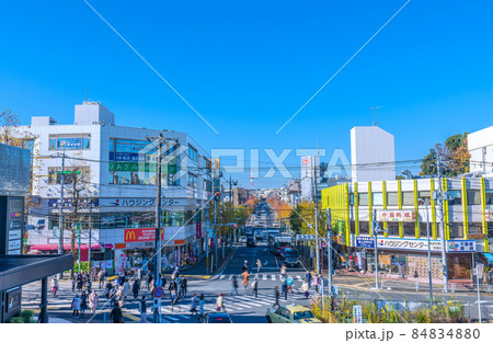 日本の横浜都市景観　あざみ野駅前の街並みを望む 84834880