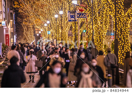 日本の東京都市景観 オミクロン株が世界を震撼。表参道の煌めき…コロナ禍前超えの人流=12月11日 日本の東京都市景観 オミクロン株が世界を震撼。表参道の煌めき…コロナ禍前超えの人流=12月11日 84834944