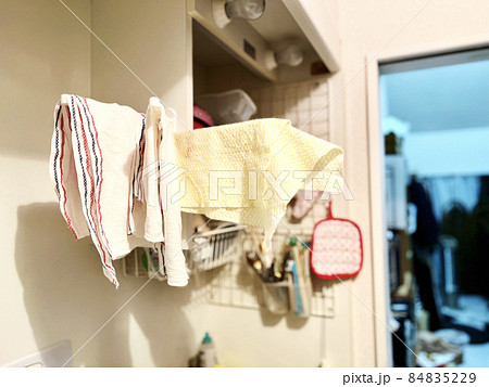 ワンルームの部屋のキッチンに干したふきん 84835229