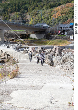 犬石・犬走りの景にある沈下橋をサイクリングする 84835236
