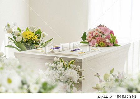花に囲まれた棺 花に囲まれた棺 84835861