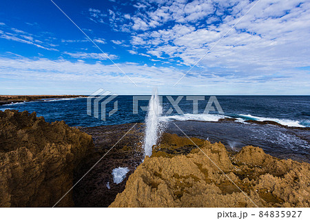 オーストラリア　西オーストラリア州のカナーボン近郊の水を噴き出してるクオバ・ブローホール 84835927