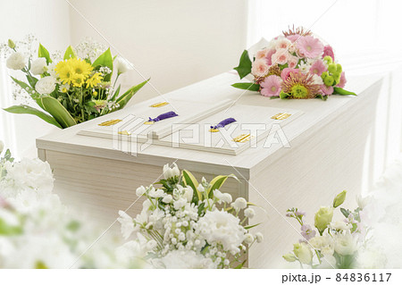 花に囲まれた棺 84836117