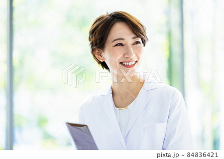 白衣の女性　ビジネス 打合せ 商談 撮影協力：LINK FOREST 84836421