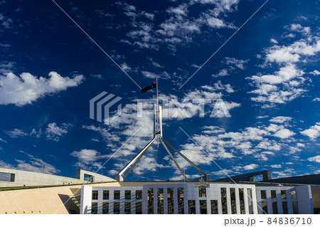 オーストラリア　首都キャンベラのキャピタル・ヒルに建つ国会議事堂 84836710