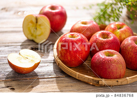 蜜入り!とっても甘いりんご 冬の味覚 84836768