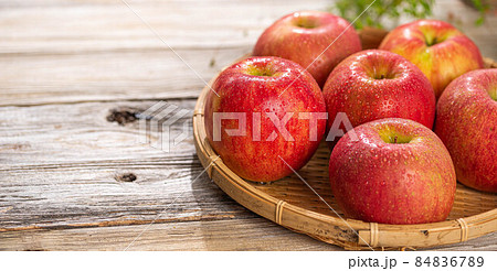 蜜入り!とっても甘いりんご 冬の味覚 84836789