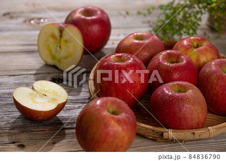 蜜入り!とっても甘いりんご 冬の味覚 84836790