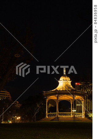 オーストラリア　夜の南オーストラリア州のアデレードの エルダー・パーク・ロチュンダ 84836958