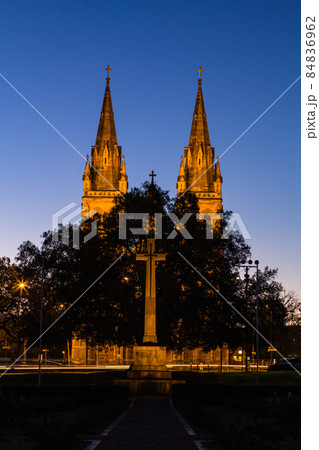 オーストラリア　夕暮れ時の南オーストラリア州のアデレードのセント・ピーターズ大聖堂 84836962