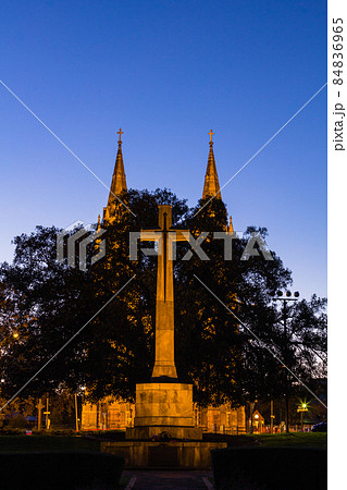 オーストラリア　夕暮れ時の南オーストラリア州のアデレードのセント・ピーターズ大聖堂 84836965