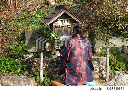 高齢化した集落で執り行われた秋祭りの祝詞風景 高齢化した集落で執り行われた秋祭りの祝詞風景 84836981
