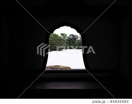花頭窓と枯山水『和風イメージ』(京都) 84836983