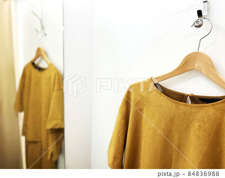 試着室の中にかけた洋服 84836988