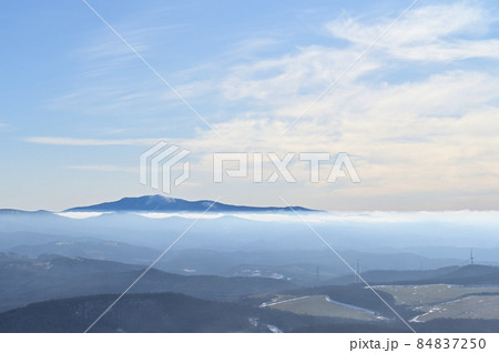 姫神山頂からの雲海に浮かぶ早池峰山 84837250