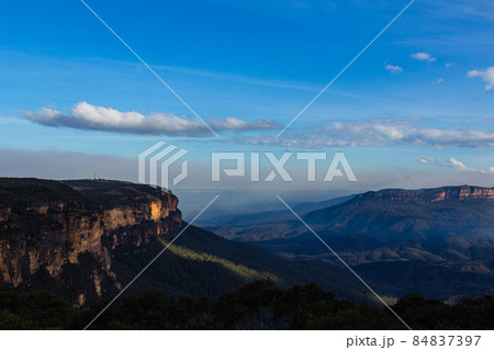 オーストラリア　ブルー・マウンテンズ国立公園のキングス・テーブルランドからの風景	 84837397