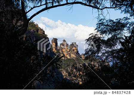 オーストラリア　ニューサウスウェールズ州のブルー・マウンテンズ国立公園のスリー・シスターズ 84837428