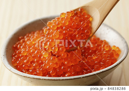 スプーンに乗ったいくらの醤油漬け スプーンに乗ったいくらの醤油漬け 84838286