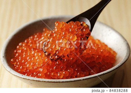 スプーンに乗ったいくらの醤油漬け 84838288