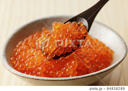 スプーンに乗ったいくらの醤油漬け 84838289