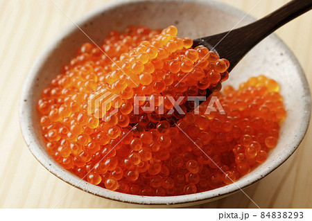スプーンに乗ったいくらの醤油漬け スプーンに乗ったいくらの醤油漬け 84838293