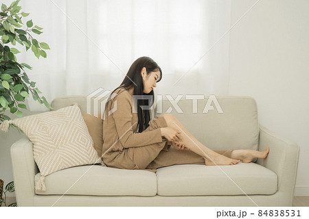 フットケアする女性 フットケアする女性 84838531