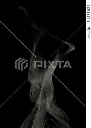 黒背景で撮影した湯気、蒸気、水蒸気、煙、エアロゾル 84838921